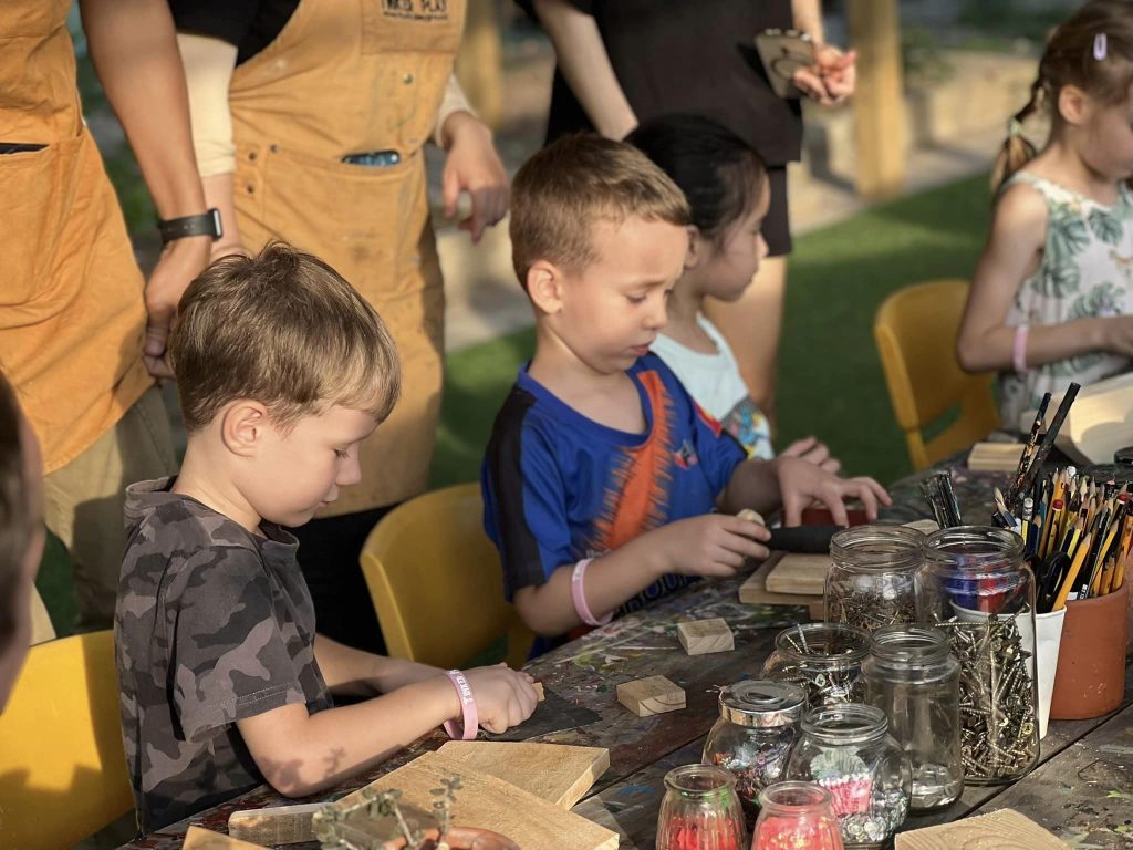 Tổ Chức Tiệc Sinh Nhật Sáng Tạo Ngoài Trời Tại Tinker Play – Không Gian Vận Động Gỗ Tự Nhiên Cho Trẻ Từ 2–15 Tuổi