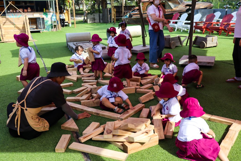 SẼ RA SAO KHI TRẺ BỊ CÔ LẬP VỚI CÁC HOẠT ĐỘNG NGOÀI TRỜI