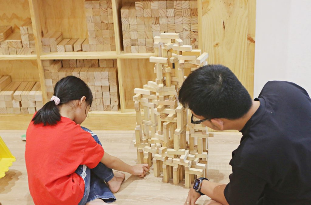 TINKER PLAY – SÂN CHƠI GỖ VÀ TRIẾT LÝ GIÁO DỤC SỚM REGGIO, STEINER, MONTESSORI