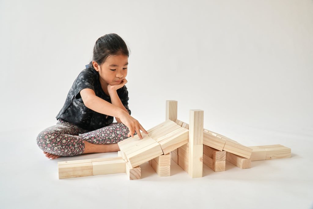 Tại Sao Nên Cho Bé Chơi Khối Gỗ? Lợi Ích Từ Đồ Chơi Gỗ Tự Nhiên