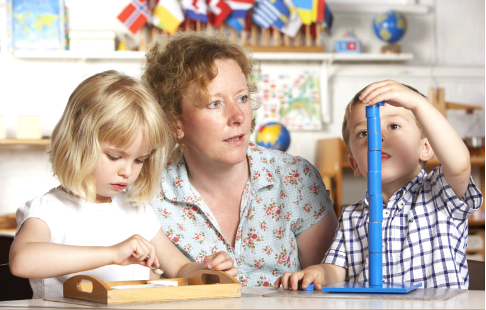 Tại Sao Nên Cho Bé Chơi Khối Gỗ? Lợi Ích Từ Đồ Chơi Gỗ Tự Nhiên