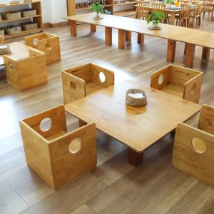 Bộ bàn ghế cho bé dưới 18 tháng