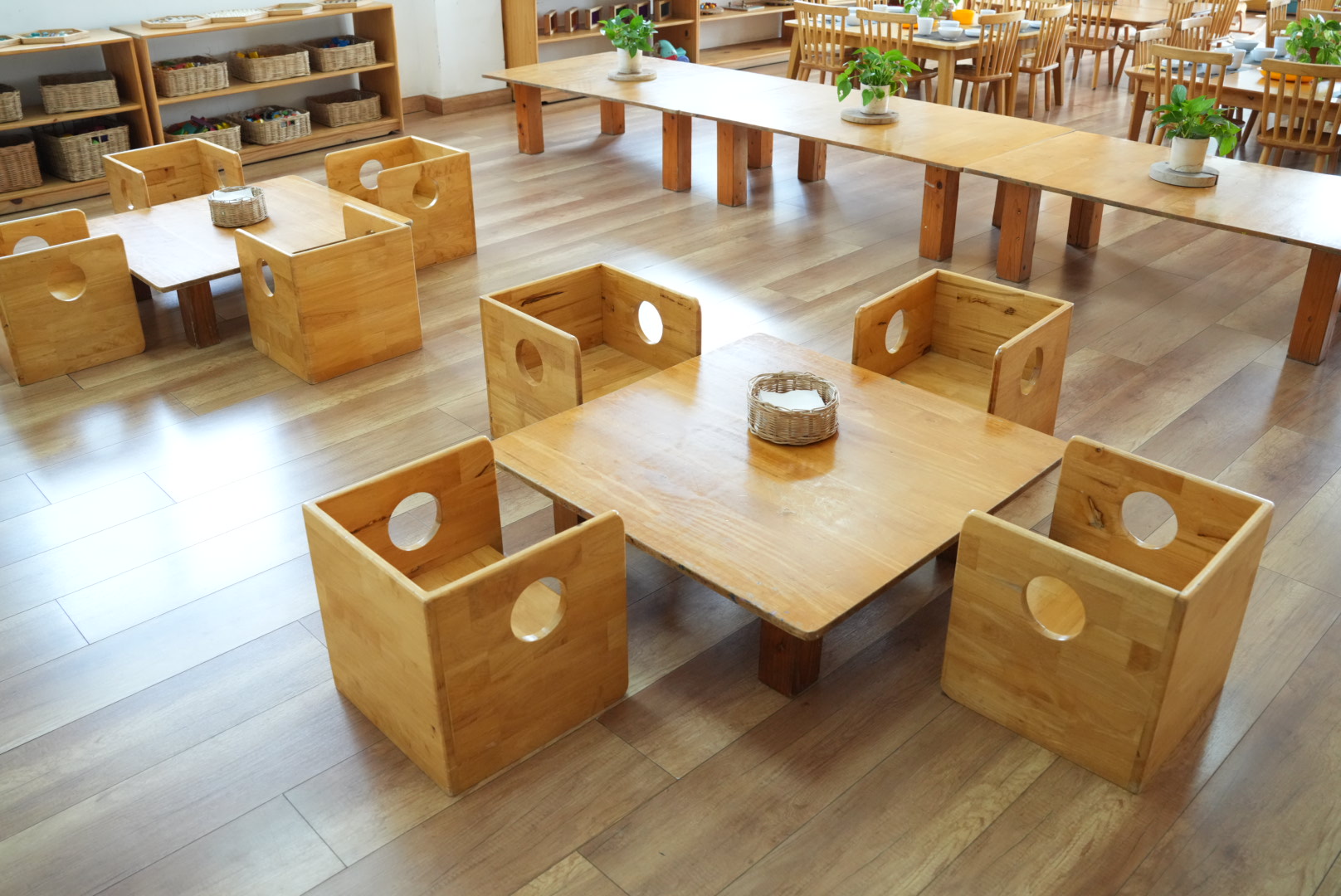 Bộ bàn ghế cho bé dưới 18 tháng