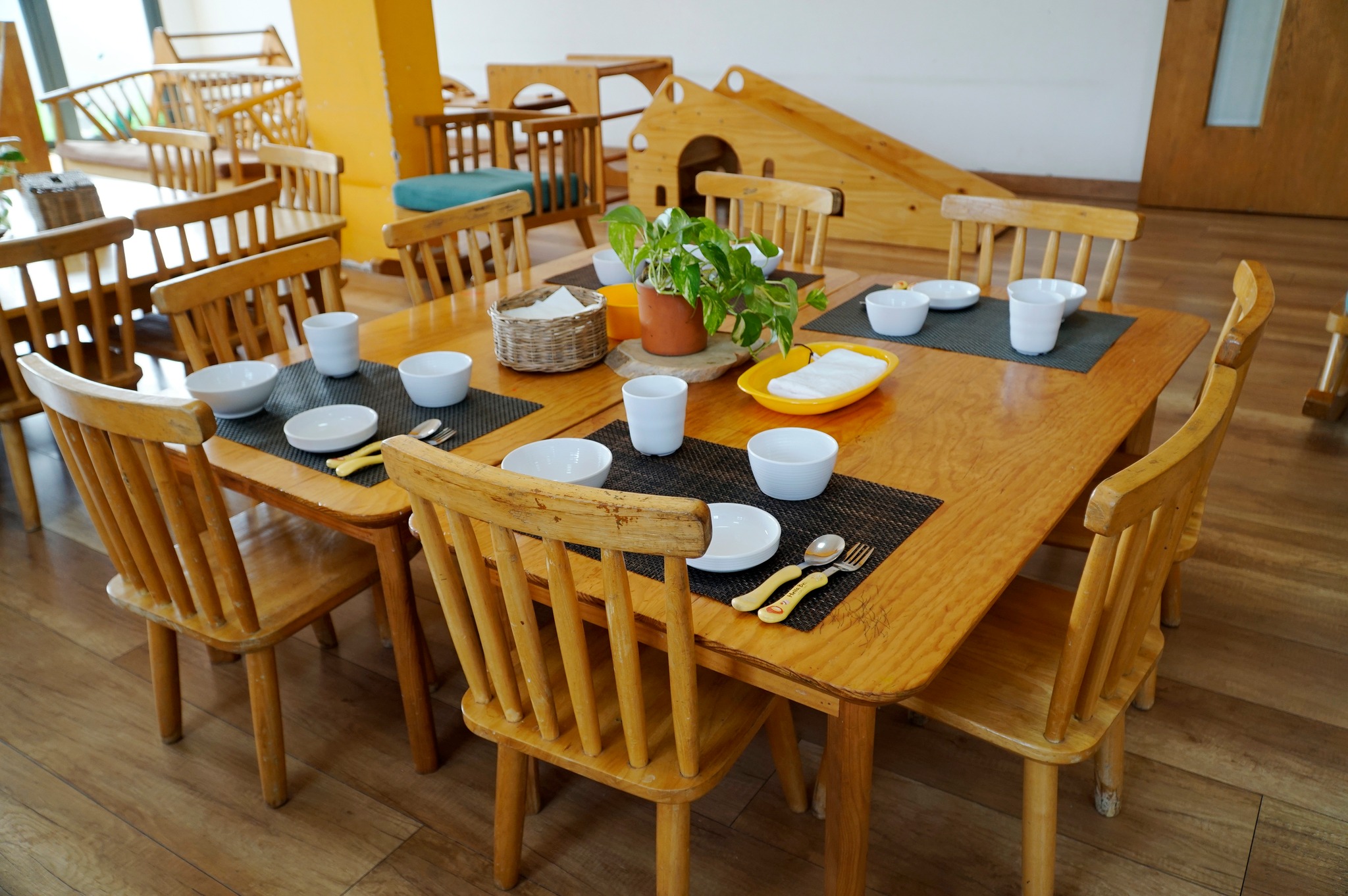 Bộ bàn ghế cho trẻ trên 18 tháng