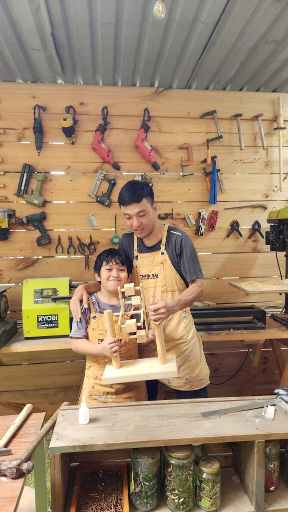 WORKSHOP MỘC TẠI TINKER PLAY – CÙNG CON KHÁM PHÁ THẾ GIỚI GỖ ĐẦY MÀU SẮC!