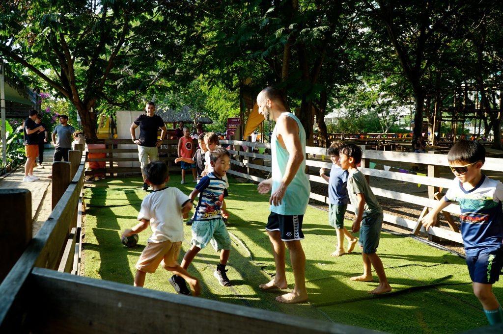 CÓ PHẢI BA MẸ RẤT ÍT KHI CHO BÉ RA NGOÀI CHƠI?