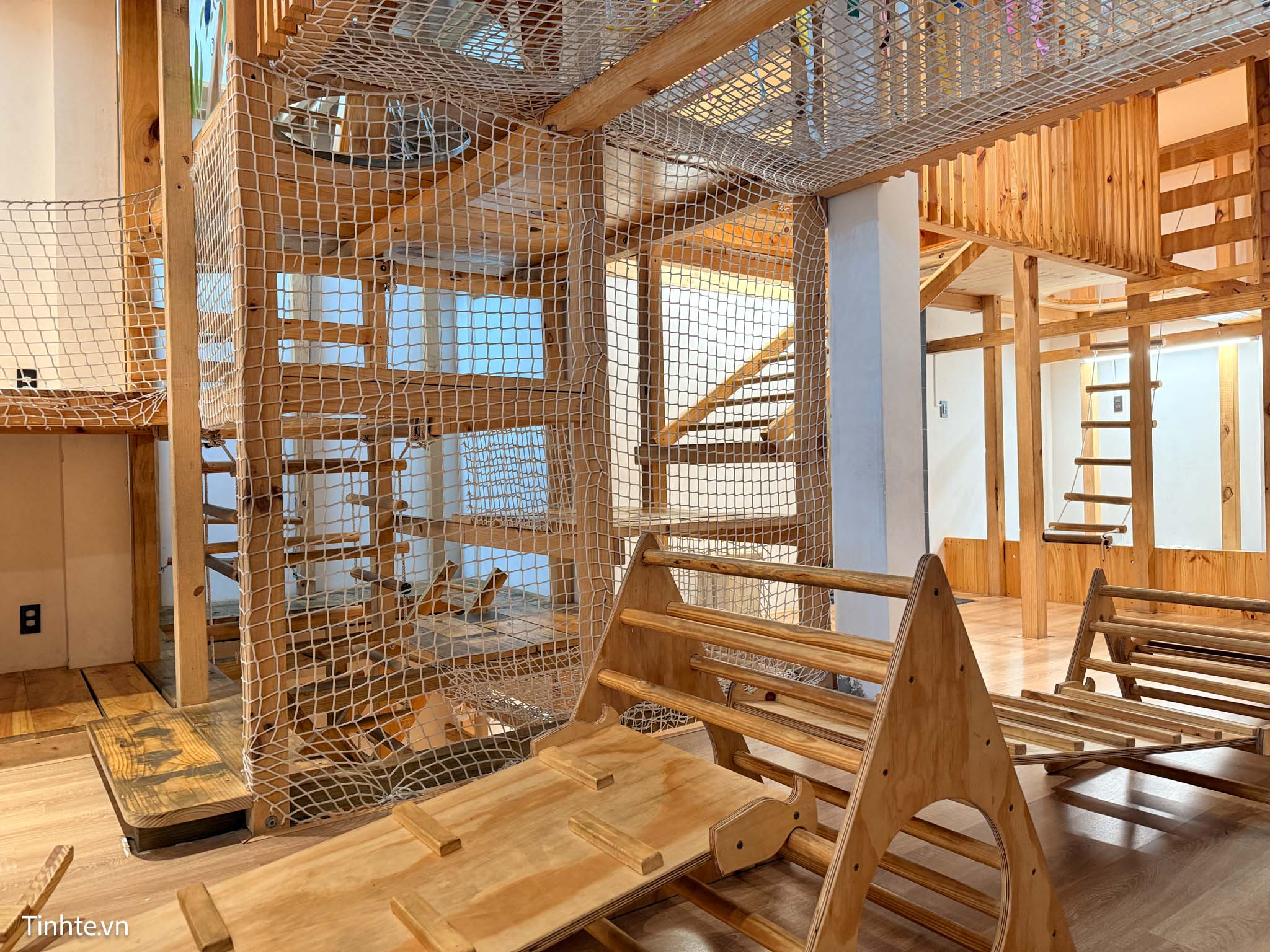 TINKER BOX – SÂN CHƠI GỖ TRONG NHÀ VỚI HỆ VẬN ĐỘNG LEO TRÈO ĐỘC ĐÁO CAO 5 TẦNG TẠI TP. HỒ CHÍ MINH